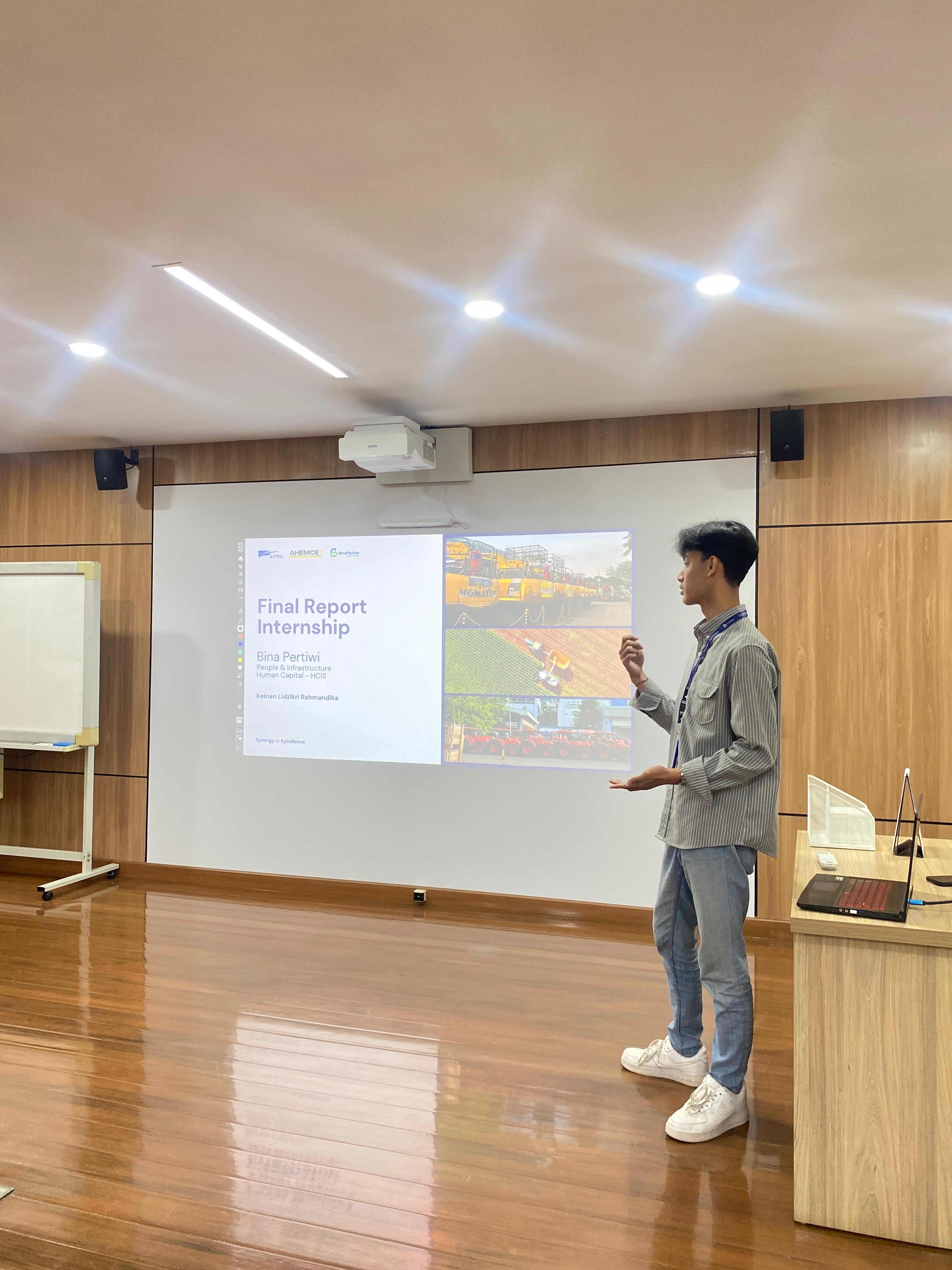 Presenting my final report as HCIS intern